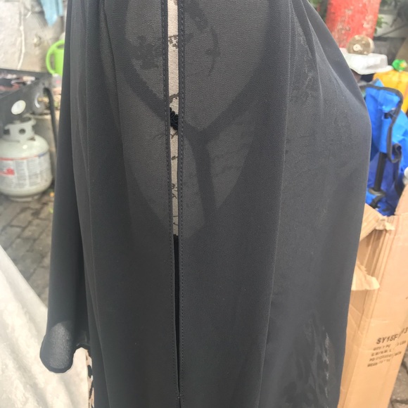 LUSH - Picture 3 of 6